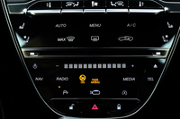 操作インターフェイスは従来モデルから一新された。写真は、空調やオーディオなどの操作に用いる、センターコンソールのタッチパネル。