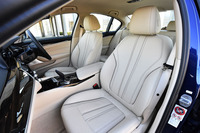 「ラグジュアリー」グレードにはダコタ・レザー・シートが標準で装着される。試乗車の内装色はキャンベラ・ベージュ。