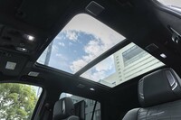全グレードに標準で装備される、開放感抜群のウルトラビューパノラミック電動サンルーフ。よく見ると、天井にも「AKG Studio Referenceサラウンドサウンドシステム」のスピーカーが装備されていた。