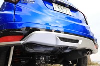 走行安定性に寄与する専用デザインのリアバンパー。中央のエアアウトレットはダミーで、空気の流れに影響する穴は開けられていない。