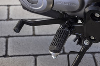 トランスミッションは従来の4段から5段にギア数を変更。トップギアの最終減速比も従来型の7から6.8に変更されており、燃費の改善に寄与している。