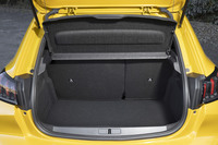 5人乗車時の荷室容量は265リッター。後席背もたれには60：40の分割可倒機構が備わっている。