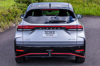 リアフォグランプ内蔵のリアバンパーや、ベースモデルのものよりも大型化されたルーフスポイラーは「ノート オーラNISMO」専用のアイテム。