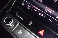 センターコンソールパネルの左下に配置されている「アウディドライブセレクト」の切り替えスイッチ。「オート」「コンフォート」「ダイナミック」「インディビジュアル」の4つから走行状況に合わせて任意にモードを選択できる。