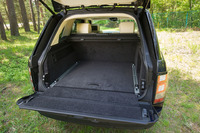 上下2分割式のテールゲートは電動で開閉が可能。試乗車は後席にセンターコンソールを備えた4人乗り仕様のため、リアシートを倒すことはできない。