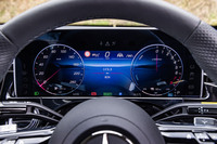 新型「Eクラス」には、2つのカメラがドライバーの左右それぞれの視線を追跡し、特殊なメガネを使用せずに3D映像を見ることができる「3Dコックピットディスプレイ」が標準で装備される。