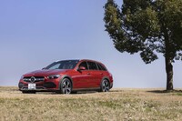 「セダン」「ステーションワゴン」に続く新型「Cクラス」の第3のボディーバリエーションとしてデビューした「オールテレイン」。日本には2リッターディーゼルの「C220d 4MATIC」のみが導入される。