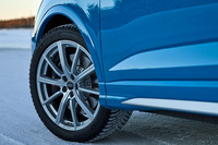 タイヤサイズは255/40R20。試乗車にはいずれもミシュランのスタッドタイヤ「X-ICEノース4」が装着されていた。