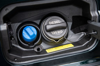 排出ガスの後処理には酸化触媒と尿素SCRを採用。窒素酸化物（NOx）の排出を抑制するマルチウェイ排出ガス再循環機構（EGR）の採用とも相まって、実路走行試験規制に適合する排ガス性能を実現している。