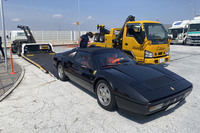 レッカーに載る「328GTS」。慢心により、けん引フックもけん引ポイントもないことを初めて知った。けん引するときはリアフレームにロープを掛けるんだね。レッカーサービス様、手慣れた作業、ありがとうございます！