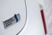 ハイブリッドパワーユニットはシステム総合出力116PSを発生。車台は「ヤリス」と同じくTNGAのコンセプトに基づく「GA-B」プラットフォームを採用している。