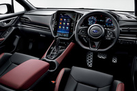 「WRX S4 STI Sport R EX」のインストゥルメントパネル。写真は2024年12月に登場したアプライドE型のもの。「アイサイト」のアップデートのほか、ボルドー／ブラック本革シートの配色が変更されている。