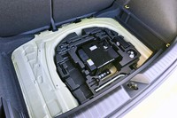 荷室のフロア下にはバッテリーが搭載される。パンク修理キットも同じスペースにおさまる。