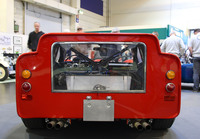 真後ろから見ると、ベーカリーやピッツェリアのオーブンのようにも見える。