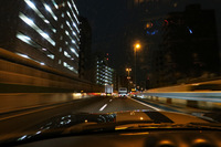 大橋JCTから東京ICへと向かう首都高3号渋谷線の様子。写真だと分かりづらいけど、休日の早朝にしては妙にクルマが多かった。