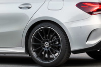 明照寺：「ドアのキャラクターラインの上がり加減を見ると、リアコンビランプの下端あたりに向かっている気がしますが、バンパーにもつながりそうなラインがあるので、なんだかあいまいに見えますよね」
	ほった：「なるほど」