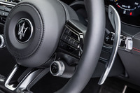 ドライビングモードの切り替えスイッチをステアリングスポーク右下に配置。エアサスを採用する「グレカーレ トロフェオ」では、標準の「COMFORT」「GT」「SPORT」「CORSA」の4種類に加え、オプションで「OFFROAD」も選択できる。