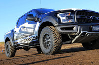 「フォードF-150ラプター」に装着されたトーヨーのオフロードタイヤ「OPEN COUNTRY M/T」。