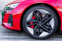 今回サーキット試乗を行った車両には、前265/35R21、後ろ305/30R21サイズの「グッドイヤー・イーグルF1アシメトリック5」タイヤが装着されていた。