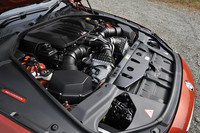 バルクヘッドに寄せて搭載された4.4リッターV8ツインターボエンジンがこの車のただならぬ素性を物語る。