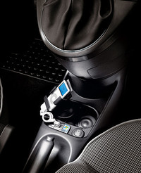 「フィアット500」でのiPod使用例。