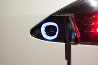 ボディーの後左方に備わる充電口。日本で普及している急速充電器規格「CHAdeMO（チャデモ）」にもアダプターで対応する。