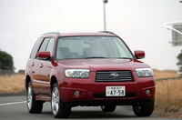 【スペック】2.0X：全長×全幅×全高＝4485×1735×1590mm／ホイールベース＝2525mm／車重＝1400kg／駆動方式＝4WD／2リッター水平対向4SOHC16バルブ（140ps/5600rpm、19.0kgm/4400rpm）／価格＝202万6500円（テスト車＝256万2000円／HIDロービームランプ＋ビルトインHDDナビゲーションシステム＋運転席8ウェイパワーシート＋セルフレベライザー＋スポーティパッケージ＋クリアビューパックのセット）