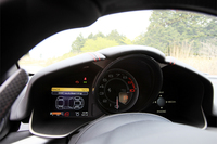 メーターのアップ。センターを占めるのは回転計で、両サイドの液晶画面には、車両情報とAV情報が表示される。なお、レブリミットは8700rpm。