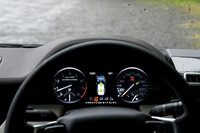 12インチの液晶画面「ヴァーチャル・インストゥルメントパネル」上で、「テレインレスポンス」を設定中。路面状況に合った走行モードが選べる。