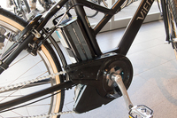 「ヴィエンタ5」は8.7Ahのリチウムイオンバッテリーを搭載。充電時間は急速充電で約2.5時間。満充電にかかる電気料金はおよそ10円とのこと。