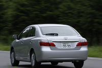 【スペック】プレミオ 1.8X“Lパッケージ”：全長×全幅×全高＝4600×1695×1475mm／ホイールベース＝2700mm／車重＝1220kg／駆動方式＝FF／1.8リッター直4DOHC16バルブ（136ps/6000rpm、17.8kgm/4400rpm）／価格＝203万7000円（テスト車＝241万800円／ディスチャージ・ヘッドランプ＝4万7250円／SRSサイドエアバッグ（運転席・助手席）＆SRSカーテンシールドエアバッグ（前後席）＝6万3000円／HDDナビゲーションシステム＋ステアリングスイッチ＋音声ガイダンス機能付カラーバックガイドモニター＋NAVI・AI-SHIFT＝24万8850円／ETCユニット＝1万4700円）
