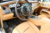 「ドーン」のコックピット。ホーンボタンの周りに見えるスイッチは、戦前モデルの点火時期調整スイッチを思わせる。慣れればオーディオ等の操作に便利なのだろうが、試乗中は、ついぞ使うことはなかった。