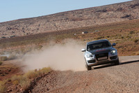 砂塵を上げて進む、現代の幌馬車（？）Q5。A4ともども、4WDシステム「クワトロ」が悪路での走りを支える。