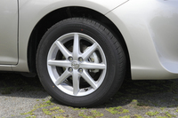 テスト車には、15インチのアルミホイールが装着されていた。標準車は、同サイズのスチールホイールに樹脂フルキャップの組み合わせとなる。
    