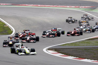 ブラウン夏の憂鬱──前戦イギリスGPと同様にレッドブルの後塵を拝したばかりか、フェリッペ・マッサのフェラーリ、ニコ・ロズベルグのウィリアムズにも先行を許し、ジェンソン・バトン5位、ルーベンス・バリケロは6位でゴールした。涼しいニュルでタイヤを適温にまで温められないという問題が再発、さらに3ストップというギャンブルも大きくはずれた。序盤レースをリードしたバリケロ（写真先頭）は、「どのようにすればレースを失うかを示した非常にいいレース」と皮肉り、チームに対し怒りをあらわにした。（写真＝Brawn GP）