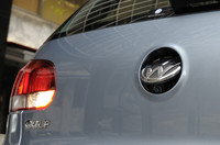 HDDナビとセットオプションになるリアビューカメラ。リバース時にリアエンブレムの裏から現れ、駐車をサポートする。