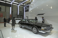 当時の「セビル」のほかに、最新の「キャデラックXTS」（写真奥）も展示された。
    