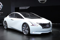 緩やかな曲線とシャープなエッジを組み合わせたエクステリアの「日産エリュール」。