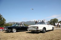 タイプ3カルマンギアのリアビュー。ビートルの影響を受けて誕生した、空冷フラット6をリアに積んだGMのコンパクトカー「シボレー・コルベア」に似ているのがおもしろい。上空に見えるヘリコプターは、主催者がわざわざ記念写真の空撮用に手配したもの。愛好家のイベントでここまでやるとは！