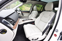 「T8 TWIN ENGINE AWD インスクリプション」のフロントシート。ベンチレーション機能やマッサージ機能が備わる。