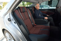 「ハイブリッド アスリートS」の後席に着座したところ。ひざ周りのスペースは、前席シートバックの形状を工夫するなどして、これまでより20mm広げられた。