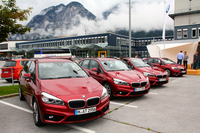 オーストリアのインスブルック空港にて、真新しい「BMW 2シリーズ アクティブツアラー」が各国のジャーナリストやメディア関係者をお出迎え。