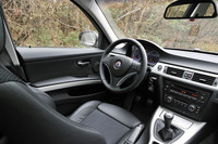 運転席まわりのデザインは、基本的に「BMW3シリーズ」と変わらない。ETCは標準で備わる。