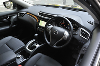 インテリアについては「エクストリーマーX」と標準車は基本的に共通。テスト車にはディーラーオプションのスマートルームミラーとデュアルカーペット（フロアカーペット＋ラバーマット）が装備されていた。
    