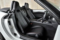 表皮に本革が用いられた「Sレザーパッケージ」のシート。シートヒーターが標準装備される。
    