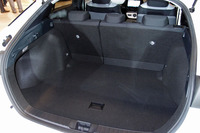 
	駆動用バッテリーはリチウムイオン、ニッケル水素ともリアシート下に搭載される（従来はラゲッジルームのフロア下）。これにより、ラゲッジルームの容量が従来型の446リッターから502リッターへ拡大された。
	