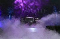 スモークとともに観衆の前に姿を現した「レイス」。プレスプレビュー会場にて。
    