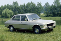 「プジョー504」
1968年から1983年まで販売された。デザインはピニンファリーナで、尻下がりのラインが特徴的だった。
