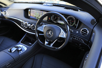 インテリアの様子。12.3インチの大型ディスプレイが2つ並んだインストゥルメントパネルが特徴的。