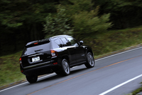 「ジープ・コンパス」はシティーユースを重視したSUVとして2006年にデビュー。日本では2012年に販売が開始された。今回試乗した4WD車は2013年5月に発表、7月に発売されたものだ。
    